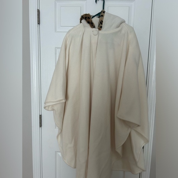 Super cute soft cloak it’s so soft brand new - Picture 1 of 4